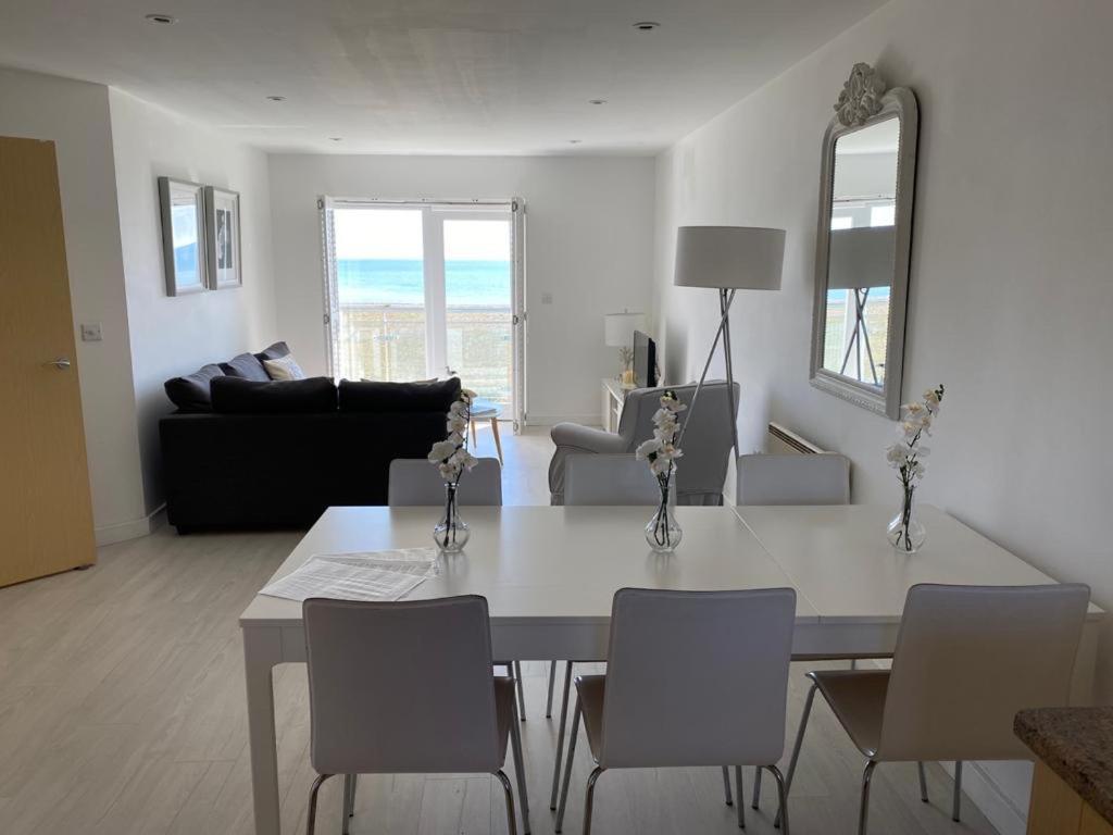 Luxury Beachfront Outstanding 2 Bedroom Apartment Eastbourne Exterior foto